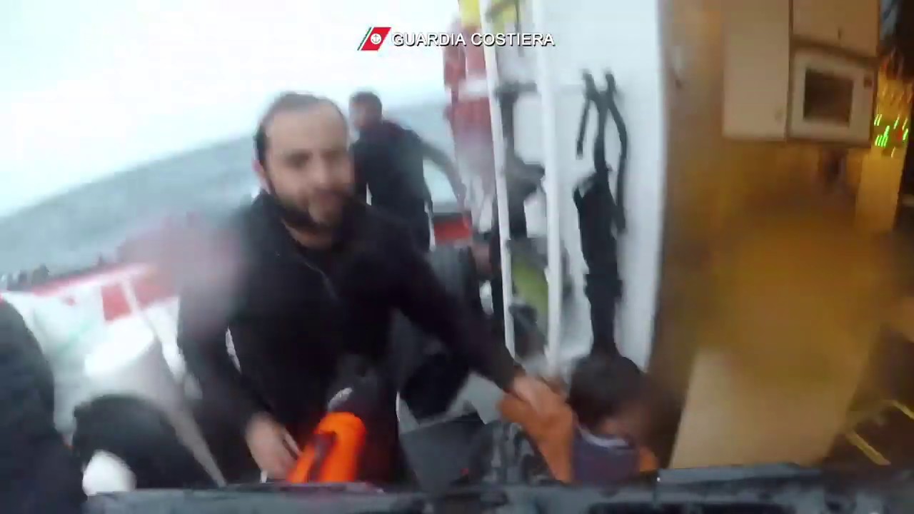 Naufragio a Lampedusa, il marinaio della Guardia Costiera si getta in mare per salvare la bambina