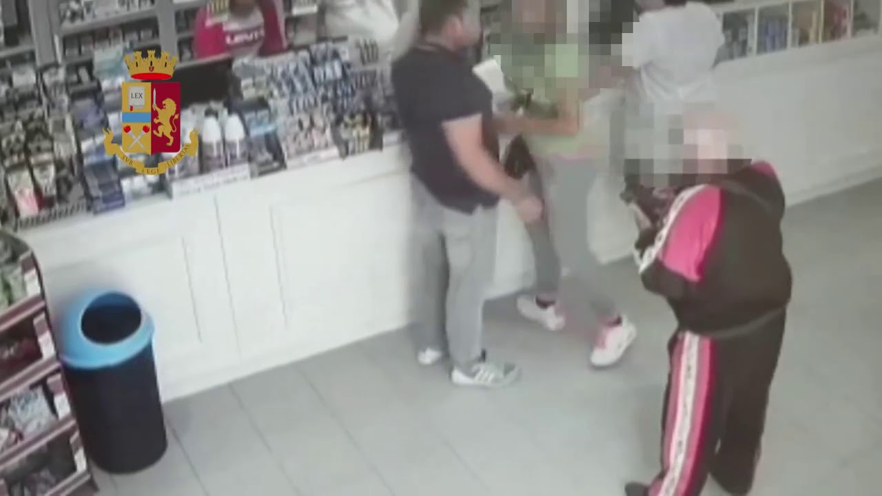 Botte alla compagna in un negozio, il video da Pachino