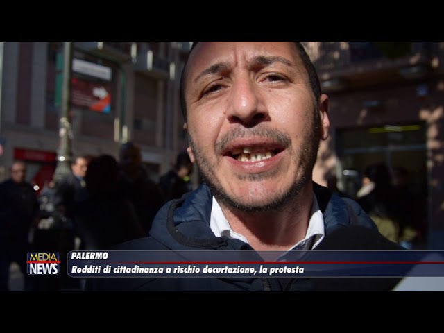 Palermo. Protesta davanti la Prefettura di alcuni percettori di reddito di cittadinanza