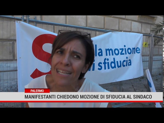 Palermo. A Piazza Pretoria manifestazione per la mozione di sfiducia contro il Sindaco Orlando.