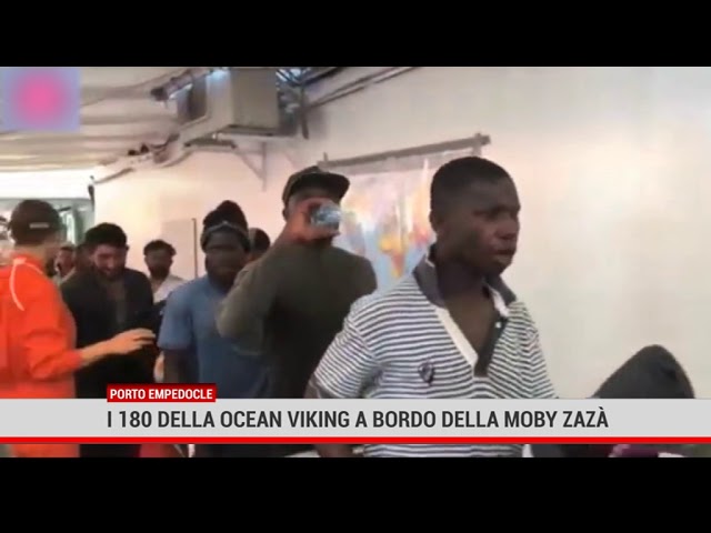 Porto Empedocle. I 180 della Ocean Viking a bordo della Moby Zazà