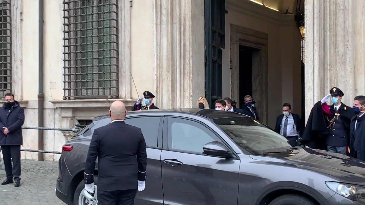 Conte lascia Palazzo Chigi tra gli applausi