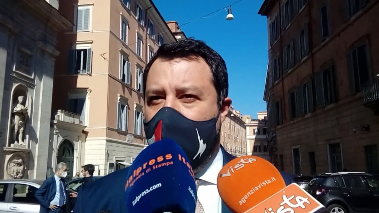 Salvini "Correre su vaccini per tornare a vivere"