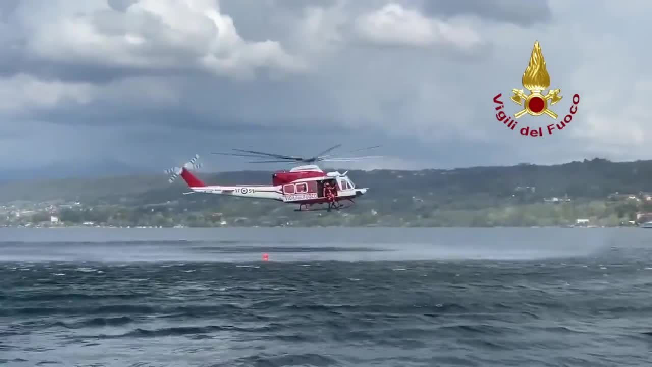 Tuffo dall'elicottero per salvare una persona