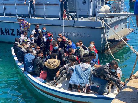 Migranti: altri 2 sbarchi a Lampedusa, 1.191 in poche ore