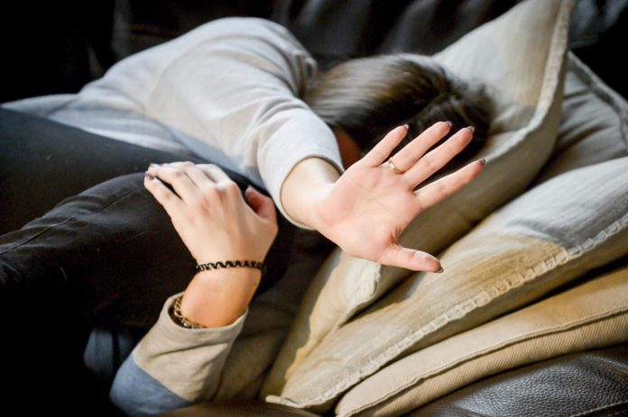 Violenza di gruppo su una 18enne, arrestati 4 giovani nel Trapanese