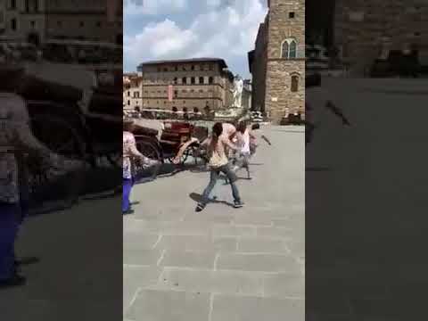 Cavallo imbizzarrito tra la folla a Firenze