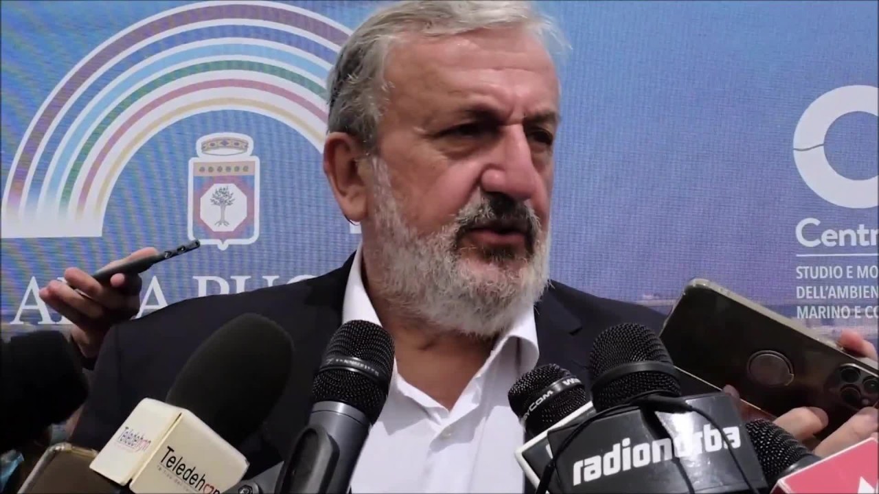 Emiliano "In Puglia abbiamo il mare più pulito d'Italia"