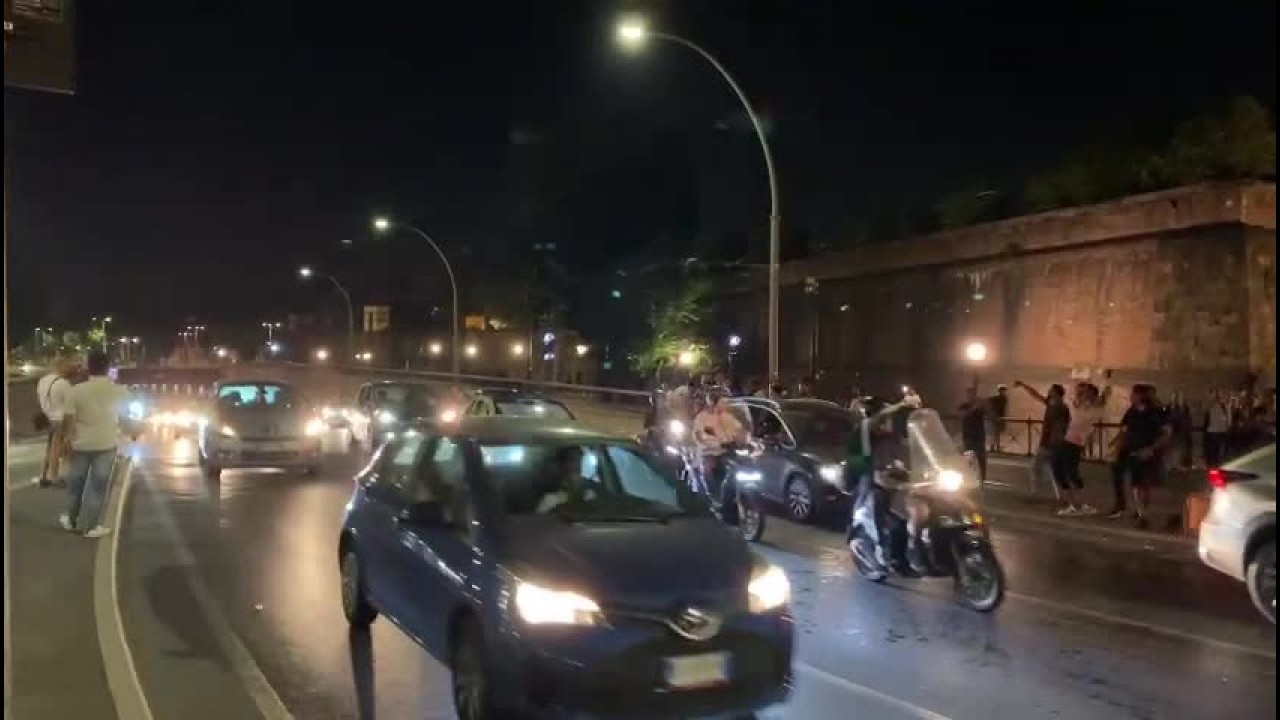 L'Italia vince gli Europei, esplode la festa a Firenze