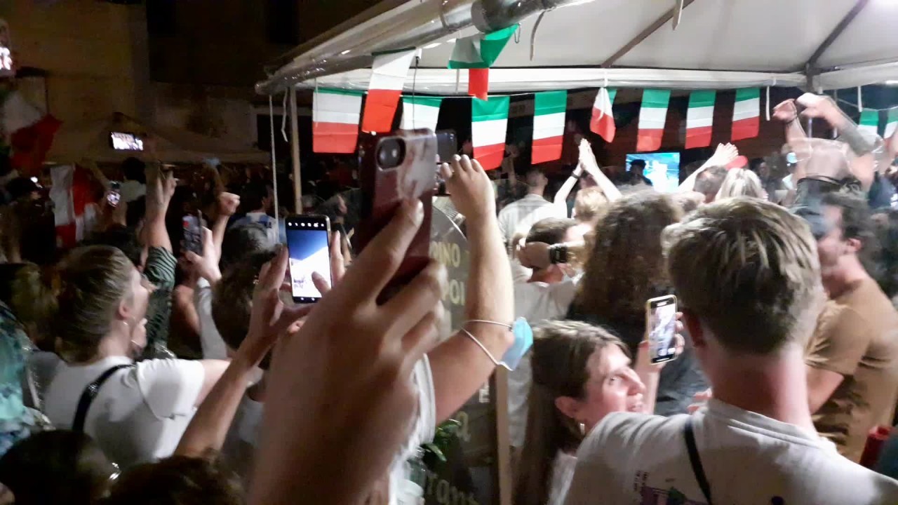 L'Italia vince gli Europei, la festa a Napoli