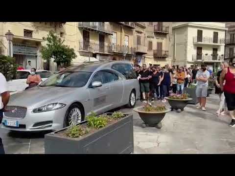 Ultimo saluto al piccolo Gabriele morto in un campetto di calcio