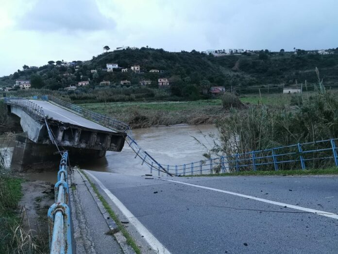 Maltempo, cede ponte San Bartolomeo.Sindaco Castellammare “State a casa”