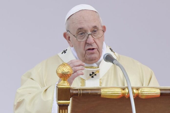 Migranti, Papa “E’ uno scandalo sociale, non chiudere gli occhi”
