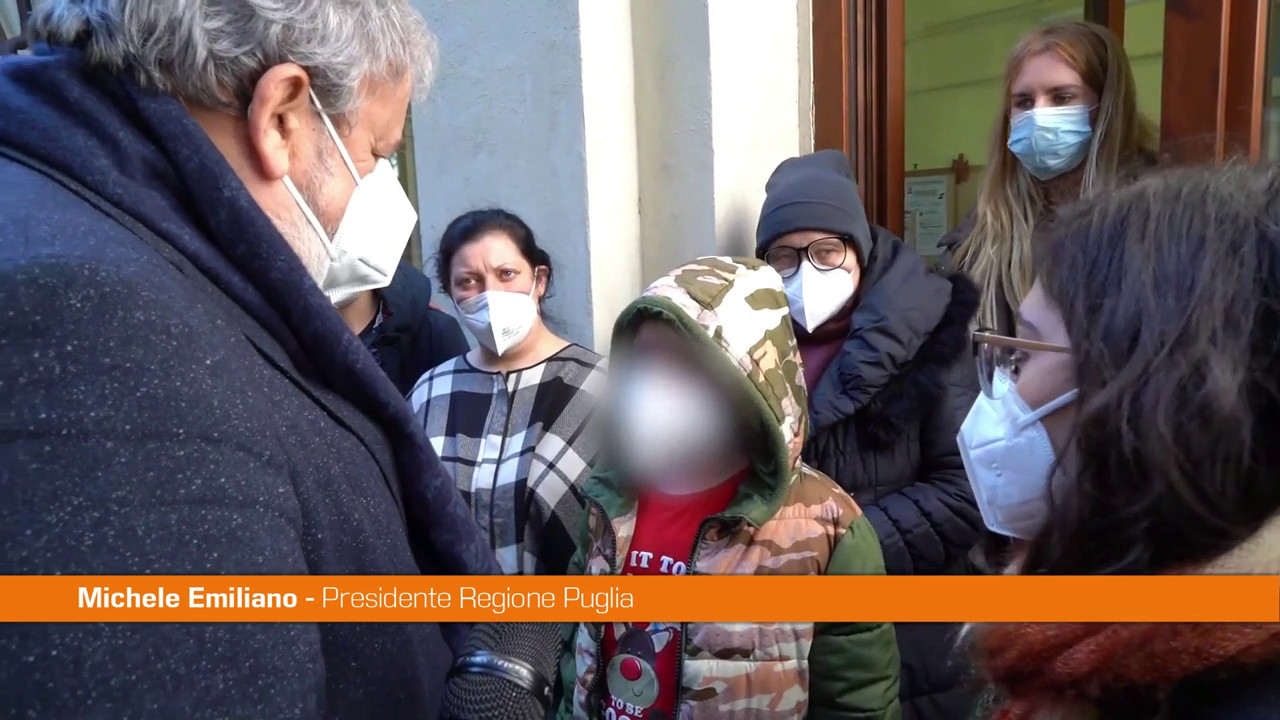 Emiliano accoglie i primi profughi ucraini: "La Puglia è casa vostra”