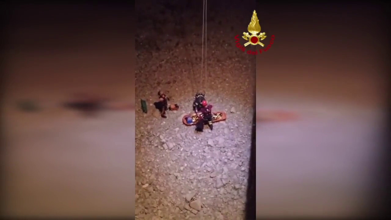 Donna cade nell'Arno a Firenze, salvata da vigili del fuoco