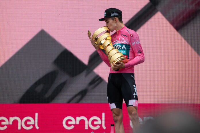 Hindley vince il Giro d’Italia, ultima tappa a Sobrero