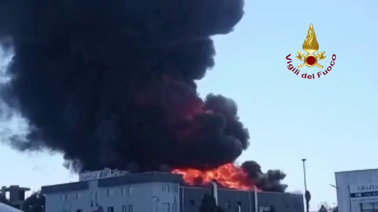 In fiamme un deposito di vernici vicino Roma