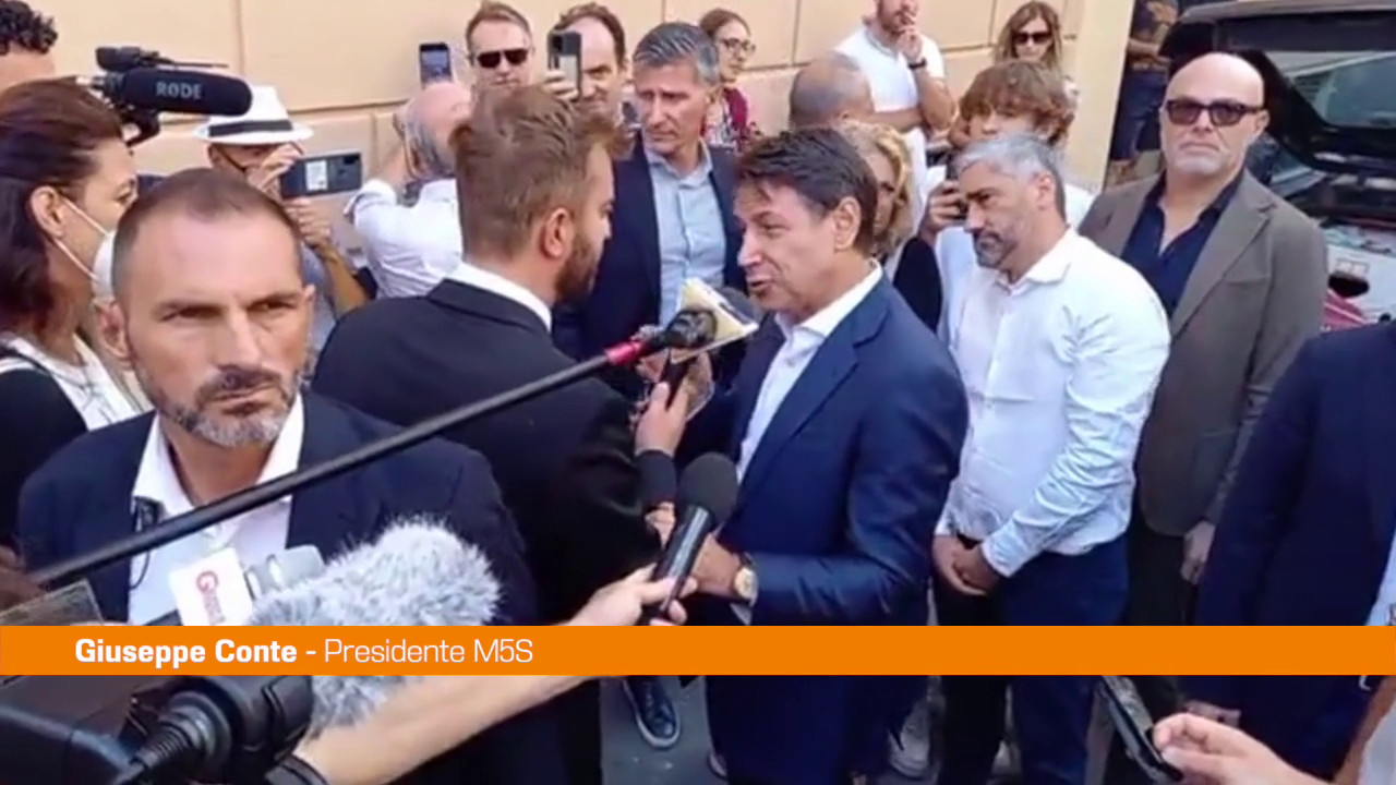 Conte canta "Bella ciao" a Genova