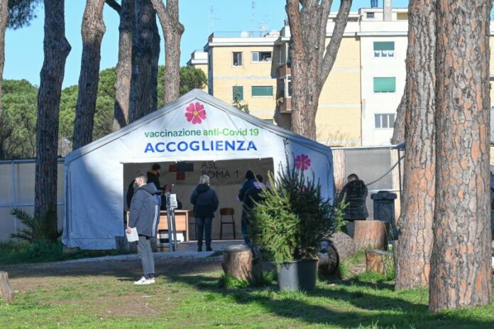 Sale l’incidenza dei casi Covid, Rt stabile
