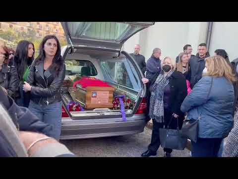 Villabate, una maglietta rossa sul feretro di Giovanna Bonsi