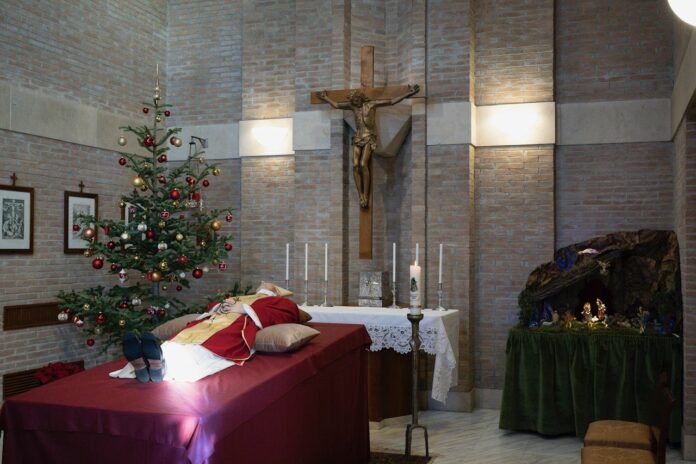 Benedetto XVI, la salma a San Pietro
