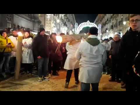 Devozione, preghiere, ceri, freddo e botti: a Catania è la lunga notte di Sant'Agata