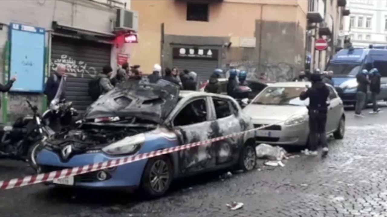 Sampietrini contro bus con tifosi Eintracht a Napoli, le immagini