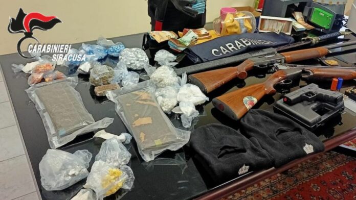 Blitz a Siracusa contro lo spaccio, sequestro di droga, armi e denaro