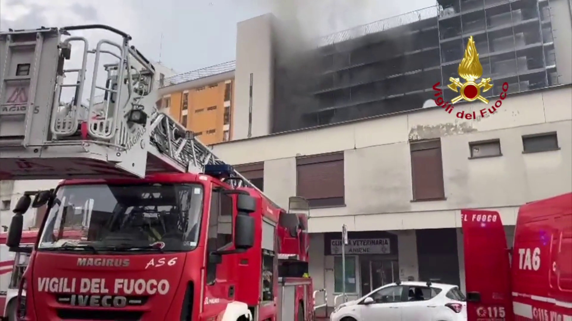 Roma, incendio in un palazzo