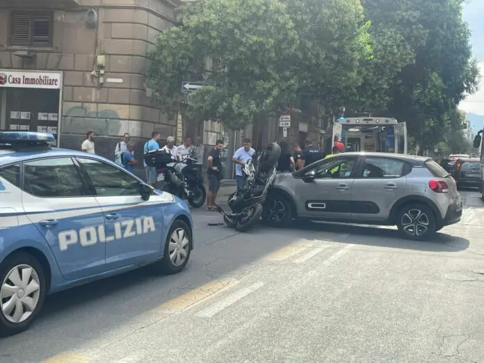 Spettacolare incidente stradale a Palermo, ferito motociclista