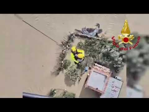 Alluvione Licata dopo l'esondazione del fiume Salso, vigili del fuoco salvano una persona