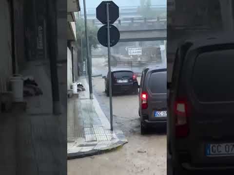 🔴🔴🔴 Grave Alluvione nel Messinese. Sta esondando il torrente Fiumedinisi a Nizza di Sicilia.
