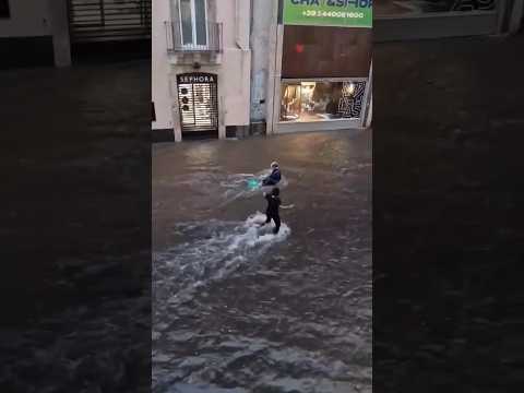 Trascinato via da un fiume d’acqua, viene salvato da una passante per le strade di Catania