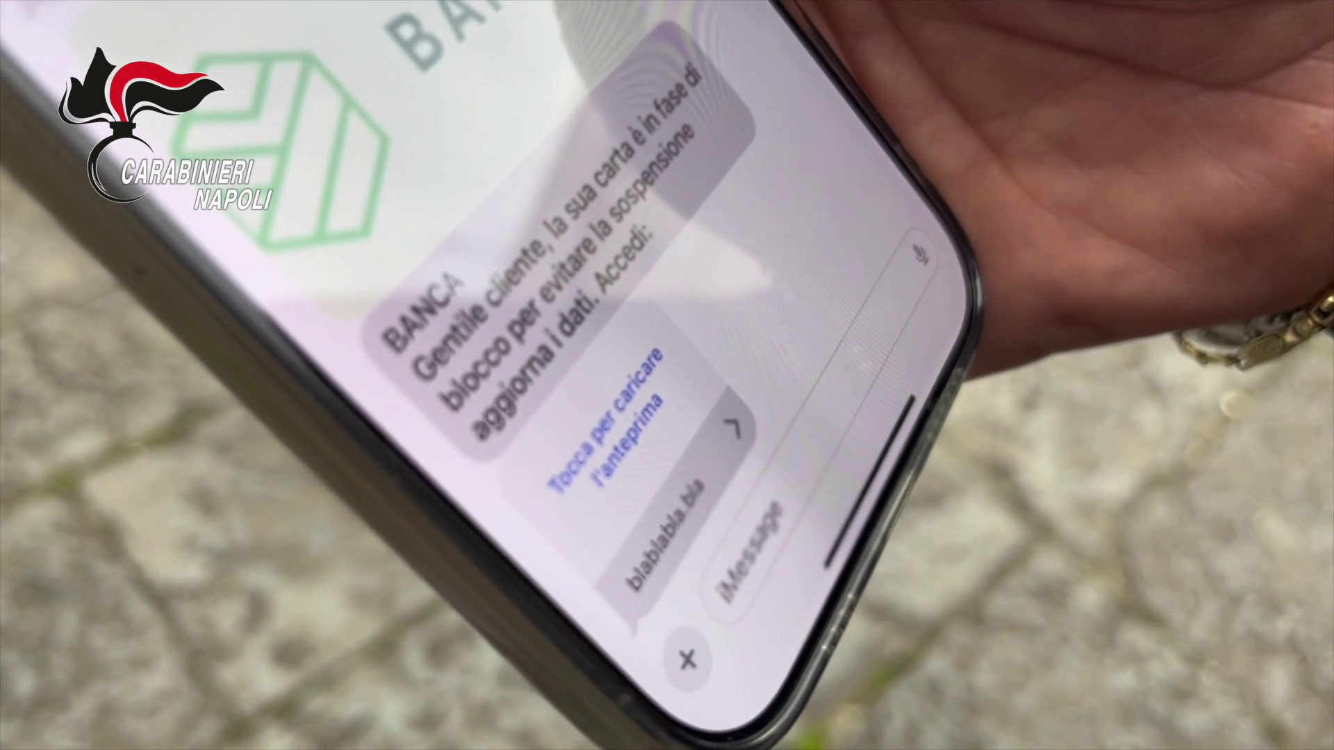 Un sms per svuotare i conti bancari, scoperta truffa a Napoli