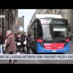 Autobus dell’azienda metropolitana trasporti preso a sassate
