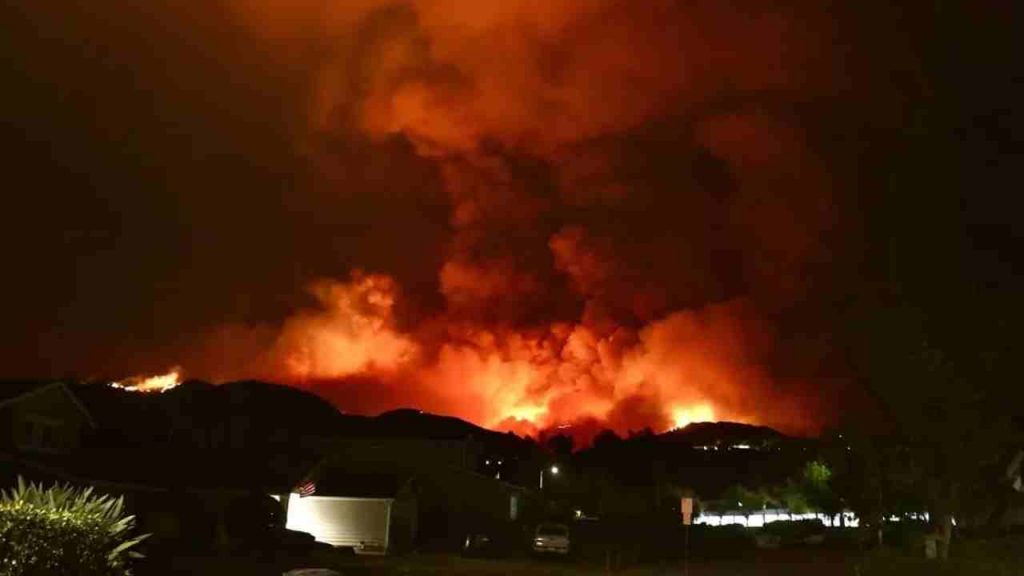 incendio notte (foto italpress) - mediaoneonline.it