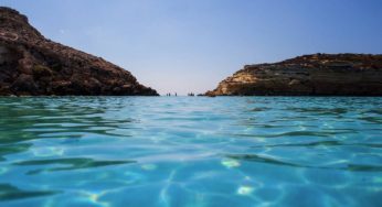 Bye bye Seychelles: c’è un’isola nel Mar Mediterraneo che fa rabbrividire per quanto è bella | È minuscola e si trova in provincia di Agrigento