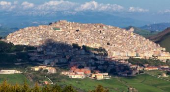 Questo borgo ha la forma di una TARTARUGA e si trova sul monte Marone: mai vista tanta particolarità tutta insieme