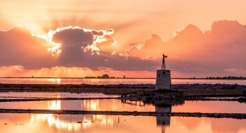 Questa è la SPIAGGIA migliore per le famiglie: non tira mai un filo di vento e la sabbia è dorata | Poco a nord di Marsala c’è questa meraviglia