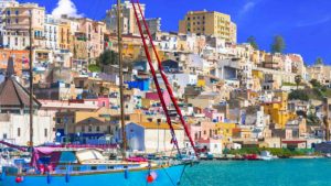 La cittadina, coloratissima, vista dal porticciolo (foto turismo.it) - mediaoneonline.it