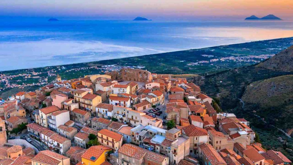 La cittadina vista dall'alto (foto Bartuccio, 101-zone) - mediaoneonline.it