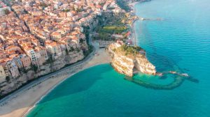 La spiaggia vista dall'alto della cittadina (foto vivereilmare) - mediaoneonline.it