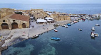 Tutti la considerano la Santorini della Sicilia e non serve l’aereo per arrivarci: prenotare una vacanza qui è davvero un sogno