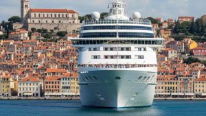 Nave da crociera, arriva in porto - foto (C) Mediaoneonline.it