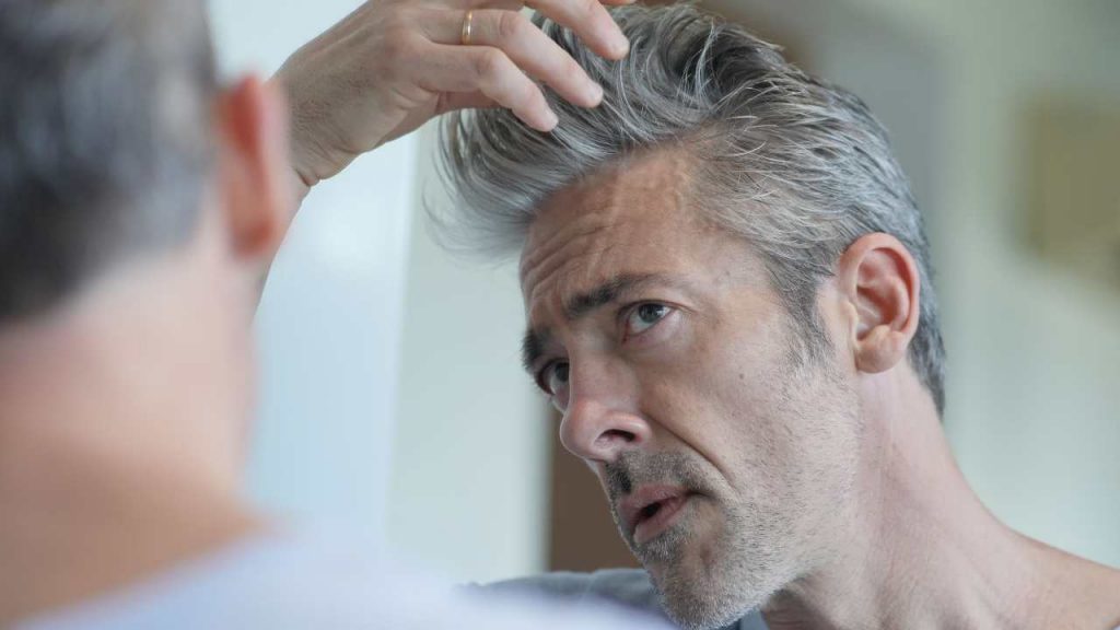Uomo con capelli grigi (foto focus.it) - mediaoneonline.it
