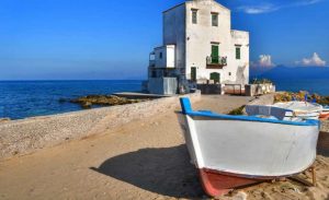 casetta bianca nel borgo siciliano (foto raccontaviaggi) - mediaoneonline.it