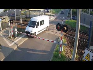 Momenti di terrore in Polonia: un treno ha travolto un furgone bloccato in un passaggio a livello