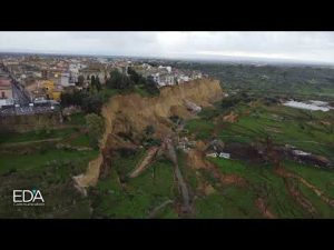 Emergenza a Niscemi, si allarga il fronte della frana: case in bilico e mille sfollati