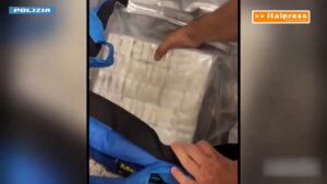 Polizia sequestra armi e 141 chili di droga a Torino, arrestato 26enne