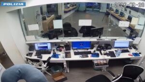 Rapina con l’ascia in un centro scommesse di Palermo, arrestati due giovani / Video